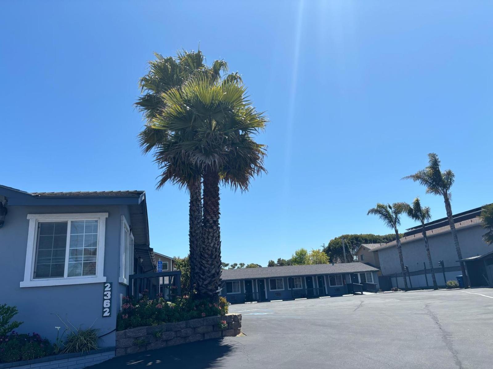 The Monterey Fireplace Inn Exterior photo